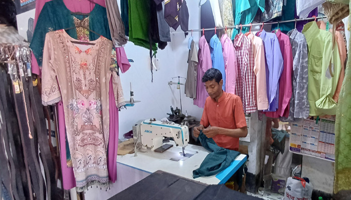 তানোরে ঈদ ঘিরে ব্যস্ততা বেড়েছে দর্জিপাড়ায়