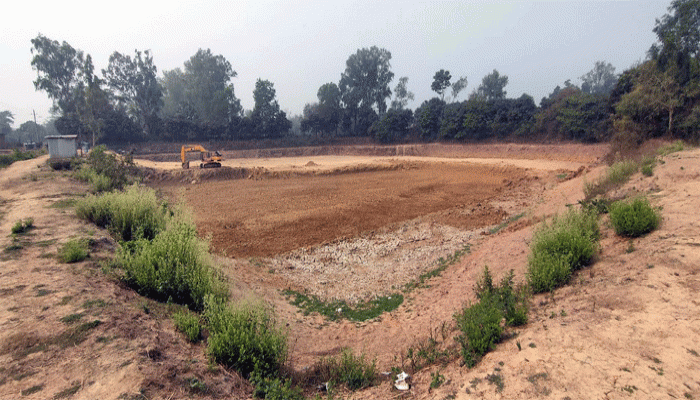 রাণীনগরে পুকুর খননের নামে মাটি বিক্রির মহোৎসব, অনুমতি ছাড়াই পূরণ হচ্ছে ফসলী জমি