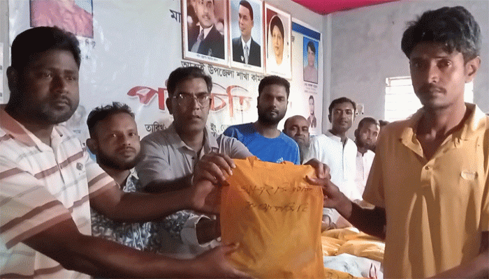 আত্রাইয়ে সিএনজি শ্রমিকদের মাঝে ঈদ সামগ্রী বিতরণ