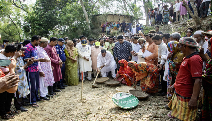 গোদাগাড়ীতে খাল খনন কর্মসূচির উদ্বোধন, খাদ্যে স্বয়ংসম্পূর্ণতা অর্জনের আহ্বান ভূমিমন্ত্রীর