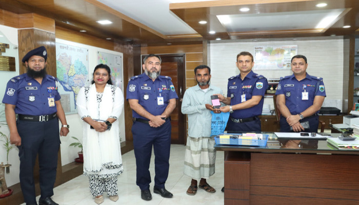 রাজশাহীতে হারানো ৪১ মোবাইল ফোন মালিকদের ফেরত দিল পুলিশ