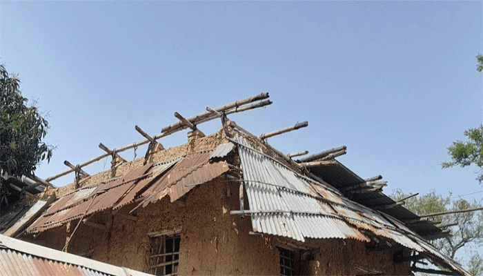 নিয়ামতপুরে কালবৈশাখী ঝড়ে ২৪ ঘণ্টা বিদ্যুৎ সরবরাহ বন্ধ, বাড়ি-ঘর-ফসলের ক্ষতি