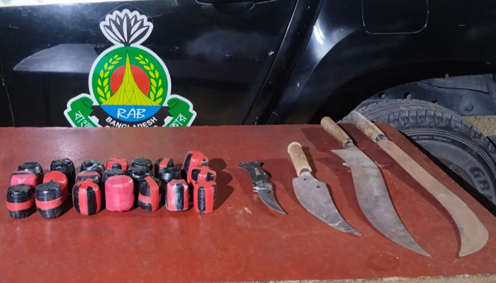 রাজশাহী নগরীর রেলমাঠের লেবু বাগান থেকে ২১টি ককটেল ও দেশীয় অস্ত্র উদ্ধার