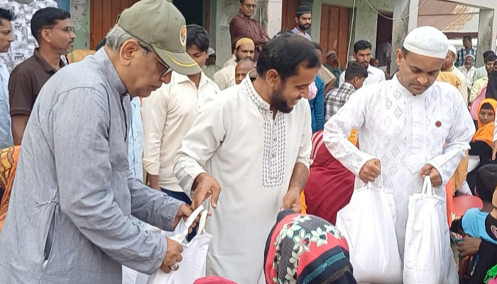 তানোরে সমাজের সুবিধা বঞ্চিতদের মাঝে ঈদ সামগ্রী বিতরণ