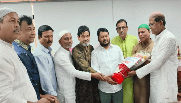 রাসিকের নতুন প্রশাসক মাহফুজুর রহমান রিটনকে সাবেক কাউন্সিলরদের ফুলেল শুভেচ্ছা
