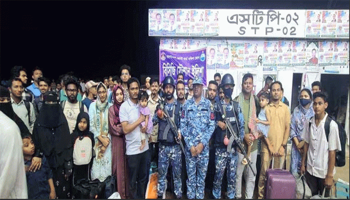 ঝড়ের রাতে চরে আটকা লঞ্চ, ১৭ ঘণ্টা পর উদ্ধার শতাধিক যাত্রী