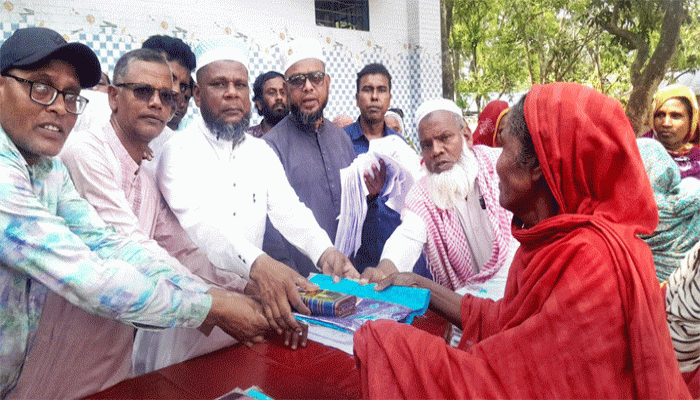 লালপুরে ব্যক্তি উদ্যোগে ঈদ উপহার বিতরণ