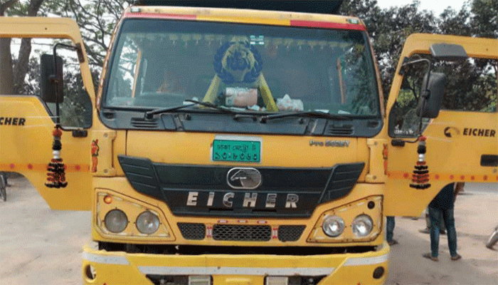 পুঠিয়ায় ট্রাকচাপায় চাচা-ভাতিজা নিহত