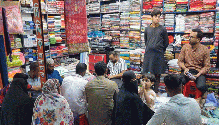 শেষ মুহূর্তে ক্রেতার চাপে সরগরম ফুলবাড়ীর ঈদ বাজার