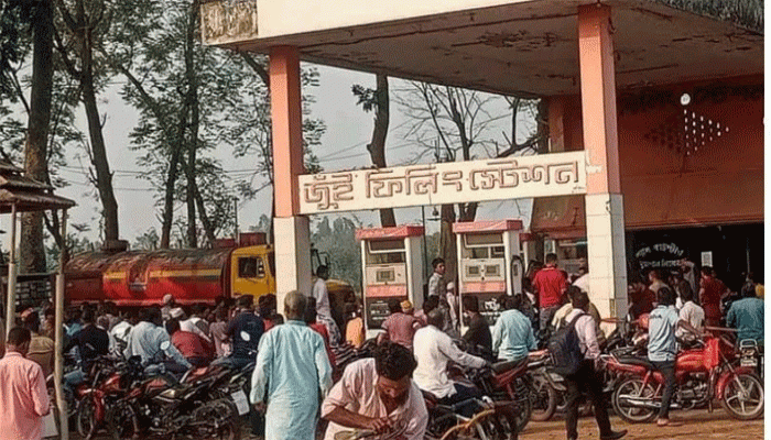 রাণীশংকৈলে তেলের জন্য হাহাকার -লাইনে দাঁড়িয়েছে বাইক মালিকরা