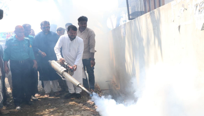 ​মশা নিয়ন্ত্রণে ফগার মেশিনে স্প্রে কার্যক্রমের উদ্বোধন করলেন রাসিক প্রশাসক