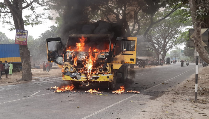 বানেশ্বর সড়ক দুর্ঘটনায় পিতা-পুত্র নিহত, বিক্ষুব্ধ জনতার আগুনে পুড়ল ট্রাক
