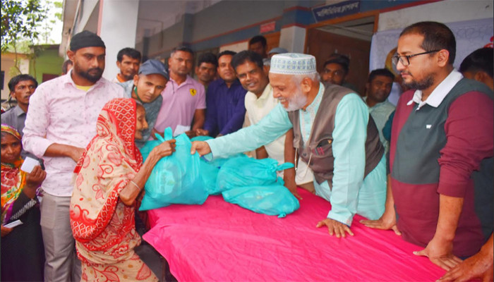 দৈনিক উত্তর কোণ পরিবারের আয়োজনে গাবতলীতে দুস্থদের মাঝে ঈদ সামগ্রী  ও নগদঅর্থ বিতরণ করলেন সাবেক এমপি লালু