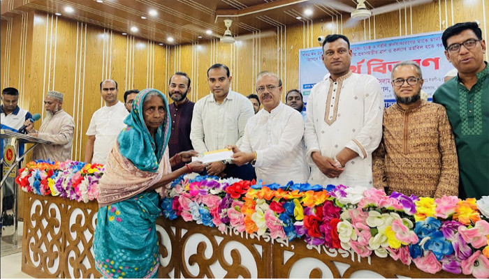 রাণীনগরে প্রধানমন্ত্রীর ঈদ উপহারের নগদ অর্থ ও শাড়ী-থ্রিপিস বিতরণ