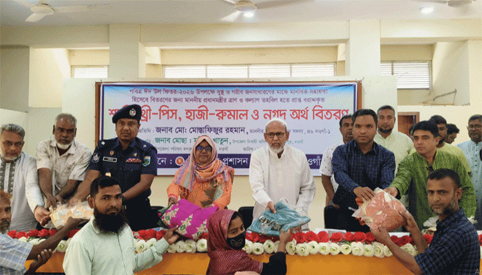 নিয়ামতপুরে ঈদ উপলক্ষে শাড়ি-লুঙ্গি ও নগদ অর্থ বিতরণ