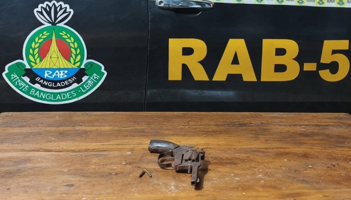 চারঘাটে পরিত্যক্ত বিদেশি রিভলবার ও কার্তুজ উদ্ধার