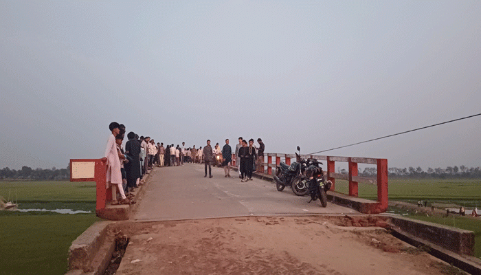 তানোরে শিব নদী পাড়ে বিনোদন পিপাসু মানুষের ভিড়