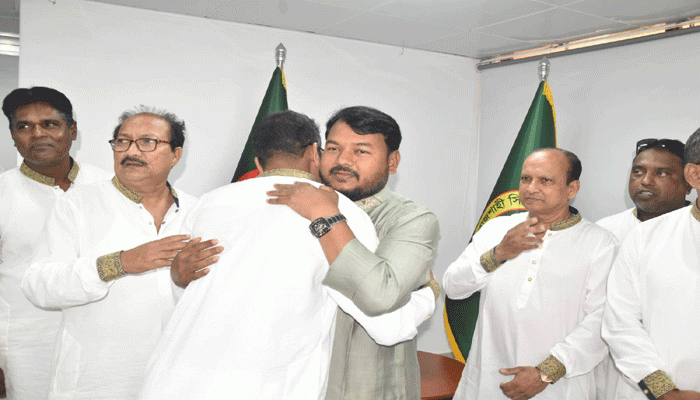 বিভিন্ন শ্রেণীপেশার মানুষের সাথে ঈদের শুভেচ্ছা বিনিময় করেছেন রাসিক প্রশাসক