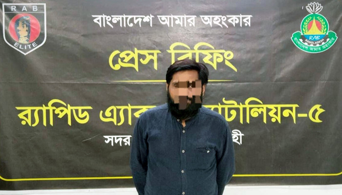 জুতার ভেতর ও শার্টের কলারে লুকিয়ে হেরোইন বহনকালে মাদক কারবারী গ্রেফতার