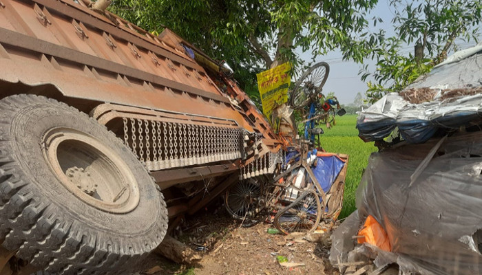 নিয়ামতপুরে সড়কে ত্রিমুখী সংঘর্ষ, নিহত ১ আহত ৬