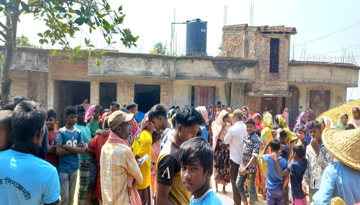 তানোরে আদম ব্যাপারীর খপ্পরে পড়ে  ক্ষুদ্র নৃ-গোষ্ঠী পরিবার নিংস্ব