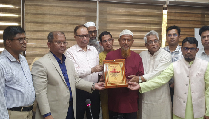 ঝুঁকি বুঝে উদ্যোগ, ট্রেনের শত যাত্রীর প্রাণ বাঁচিয়ে সম্মান পেলেন এনামুল