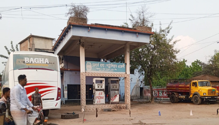 বাঘায় টানা দুই সপ্তাহ ধরে জ্বালানি সংকট রাতের আঁধারে অতিরিক্ত দামে বিক্রির অভিযোগ