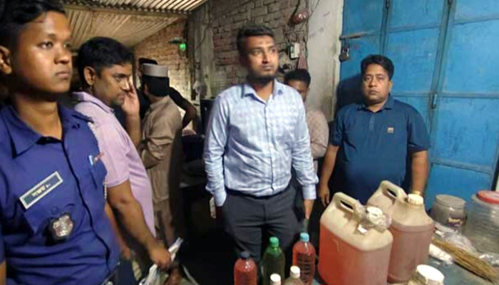 চাঁপাইনবাবগঞ্জে বেশী দামে অকটেন বিক্রি, ক্রেতা সেজে ধরল ভ্রাম্যমাণ আদালত