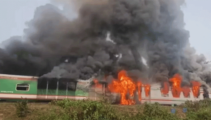 ঢাকাগামী চট্টলা এক্সপ্রেসে ভয়াবহ আগুন