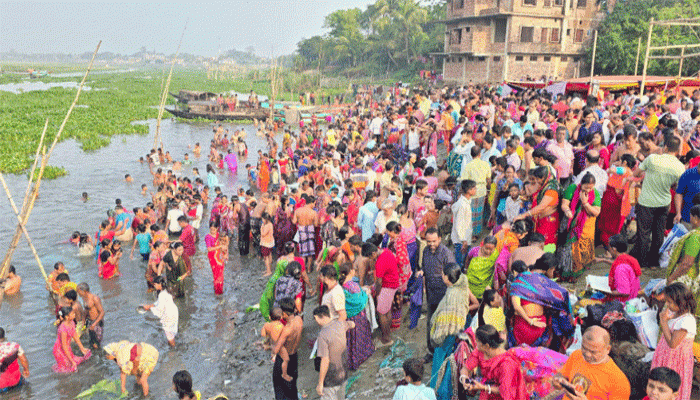 তিতাসের তীরে অষ্টমীস্নানে পুণ্যার্থীদের ঢল, বসেছে লোকজ মেলা