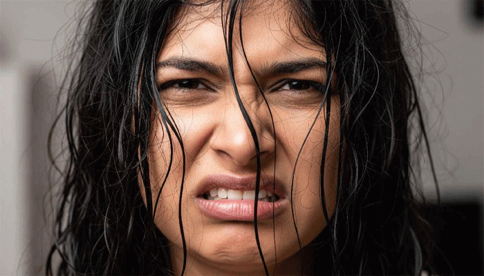 তেলতেলে চুলের সমস্যা কেন হয়, মুক্তির উপায়