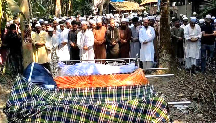 একই কবরস্থানে চারজনের দাফন, সড়কে নিভে গেল মুফতি মমিনের পরিবার