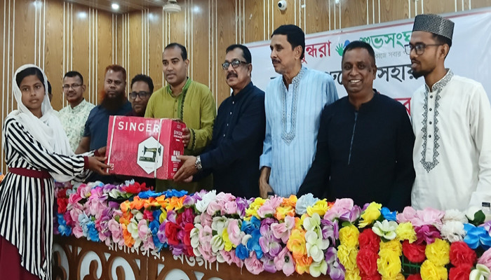 রাণীনগরে অসচ্ছল নারীদের মাঝে সেলাই মেশিন বিতরণ