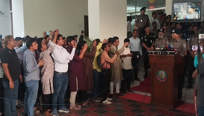 ৫ আগস্টের ঘটনায় আইনানুগ ব্যবস্থা ও মাদকবিরোধী অভিযানে কঠোর পুলিশ, জানালেন আইজিপি