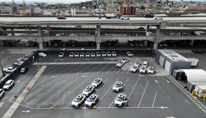 ড্রাইভার ছাড়াই ছুটছে গাড়ি !