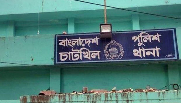 শয়ন কক্ষে মদের আস্তানা ৩৯ বোতল বিদেশি মদসহ গ্রেপ্তার ৩