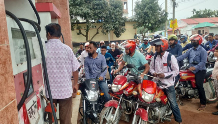ফুলবাড়ীতে জ্বালানী তেলের তীব্র সংকট, ভোগান্তিতে মোটরসাইকেল চালকরা