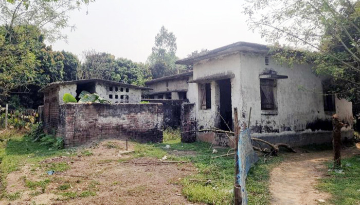 ​ফুলবাড়ীতে কৃষি বিভাগের পরিত্যক্ত বিএস কোয়ার্টারগুলো এখন মাদকসেবীদের চারণভূমি