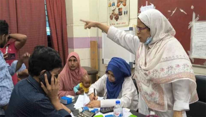 সংবাদ সংগ্রহ করতে গিয়ে চিকিৎসকের হাতে সাংবাদিক লাঞ্ছিত