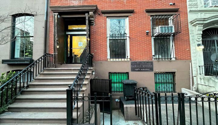 নিউ ইয়র্কে মসজিদে ভাঙচুর, কোরআন ছিঁড়ে দরজায় মলমূত্র লেপন