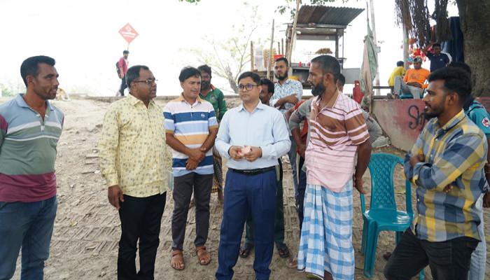 পদ্মায় নৌভ্রমণে অতিরিক্ত ভাড়া অভিযোগে রাসিকের পরিদর্শন, কঠোর ব্যবস্থা নেওয়ার হুঁশিয়ারি