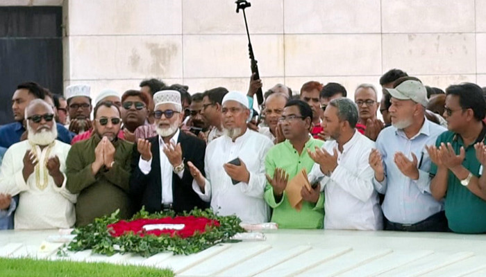 জিয়া উদ্যানে জিয়াউর রহমান ও খালেদা জিয়ার সমাধিতে রাজশাহী জেলা পরিষদ প্রশাসকের শ্রদ্ধা