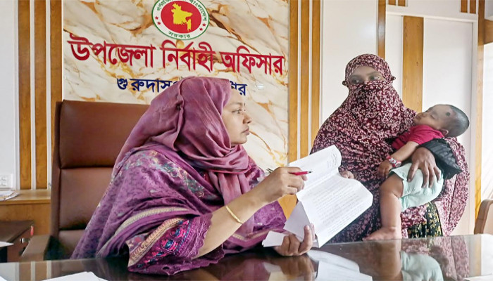 ছেলেকে বিদেশ পাঠিয়ে পুত্রবধুকে গলাধাক্কা  শ্বশুড়ের টাকায় বিদেশ গমনের পর স্ত্রী-সন্তানের খোঁজ নেয়না  জামাই