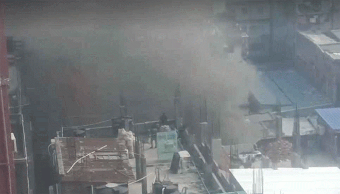 রাজধানীর হাতিরপুলে একটি বাসায় ভয়াবহ আগুন