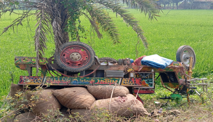 নিয়ামতপুর ট্রাক্টরের ধাক্কায় উল্টে গেল আলুবোঝাই অটোভ্যান, আহত ২