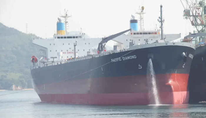 কাতার উপকূলে তেলের জাহাজে আঘাত হানল ইরানের মিসাইল