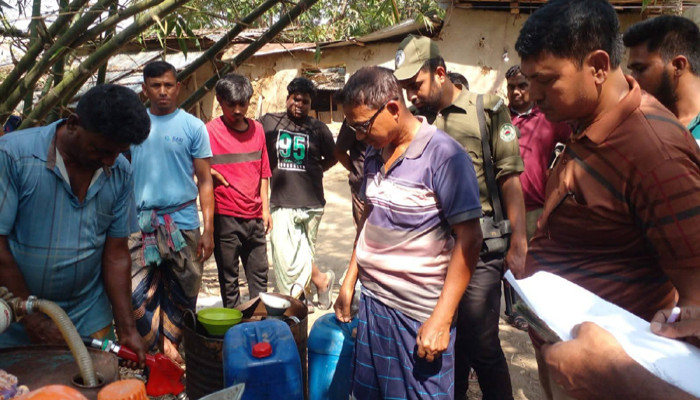 তানোরে অবৈধভাবে জ্বালানি তেল মজুদ করায় ৩০ হাজার টাকা জরিমানা