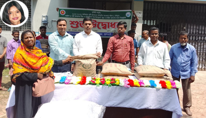ফুলবাড়ীতে প্রান্তিক কৃষকের মাঝে বিনামূল্যে সার ও বীজ বিতরণ