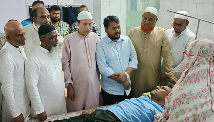 গুরুতর অসুস্থ বিএনপি নেতা মাসুদকে দেখতে হাসপাতালে রাসিক প্রশাসক মাহফুজুর রহমান রিটন