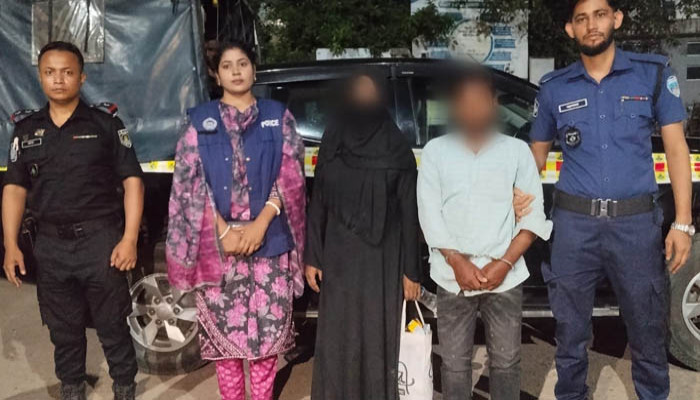 চট্টগ্রামে মাকে গলা কেটে হত্যা: পলাতক ছেলে ও পুত্রবধূ গ্রেপ্তার